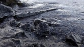 Pada Selasa, ombak tebal yang membawa minyak telah menyelimuti Riviera Athena, beberapa kilometer dari lokasi tersebut. (Reuters/Giorgos Moutafis)