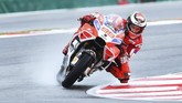 Jorge Lorenzo yang menjalani musim debut bersama Ducati sempat memimpin dengan nyaman setelah unggul hingga lebih dari 2 detik atas pebalap Pramac Ducati Danilo Petrucci. (AFP PHOTO / ANDREAS SOLARO)