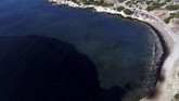 Kapal tua berusia 45 tahun itu, Agia Zoni II, membawa 2.500 ton bahan bakar saat karam di dekat pulau Salamis akhir pekan lalu. (Reuters/Giorgos Moutafis)