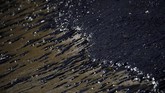 Berita baiknya, penjaga pantai mengatakan otoritas telah menyegel bangkai kapal dan sudah tidak ada lagi minyak yang tumpah. (Reuters/Alkis Konstantinidis)