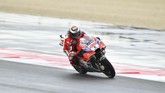 Jorge Lorenzo kemudian melakukan kesalahan di tikungan enam lap ketujuh. Juara dunia MotoGP tiga kali itu gagal mengontrol sepeda motor saat memasuki tikungan ke kiri. (AFP PHOTO / ANDREAS SOLARO)