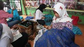 Membatik memang membutuhkan ketelatenan, saat ini perajin yang bekeja di sanggar ini hanya berjumlah 16 orang, namun mereka tetap dapat memenuhi permintaan pelanggan yang pesanannya bisa mencapai 300 lembar kain batik. (ANTARA FOTO/Syailendra Hafiz Wiratama)
