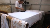 Menurut Siti Laela pemilik sanggar batik Betawi, pihaknya berharap semakin banyak warga ibukota khususnya warga Betawi mau belajar membatik dalam rangka melestarikan salah satu ikon budaya Betawi. (ANTARA FOTO/Syailendra Hafiz Wiratama)
