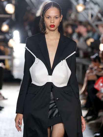Bra Bisa Jadi Tas Curi Perhatian di New York Fashion Week, Aneh atau Canggih? Bra Bisa Jadi Tas Curi Perhatian di New York Fashion Week, Aneh atau Canggih?