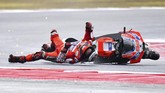 Jorge Lorenzo terhempas ke udara dan menghantam aspal Sirkuit Misano cukup keras setelah melakukan kesalahan di tikungan enam. (AFP PHOTO / Marco BERTORELLO)