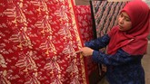Penggagas sanggar batik betawi Terogong Siti Laela (54) menjelaskan ciri khas motif batik betawi di kawasan Terogong, Cilandak, Jakarta, Selasa (29/8). ANTARA FOTO/Syailendra Hafiz Wiratama/17.