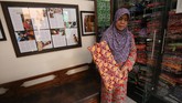 Sudah sejak lama batik dianggap sebagai salah satu identitas bagi suatu daerah. Batik merupakan kain bergambar yang cara pembuatannya dibutuhkan teknik khusus dalam prosesnya. Saat ini batik yang populer adalah batik khas dari Jawa seperti batik Solo, Pekalongan, dan Yogyakarta. (ANTARA FOTO/Syailendra Hafiz Wiratama)