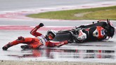Kecelakaan di GP San Marino membuat Jorge Lorenzo untuk kali kedua gagal finis di MotoGP 2017 setelah kali pertama terjadi di GP Argentina. (AFP PHOTO / Marco BERTORELLO)