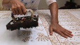 Keunikan batik khas Betawi ini mulai mengundang minat sejumlah wisatawan yang ingin melihat dari dekat sanggar Terogong, termasuk wisatawan mancanegara yang tidak hanya membeli batik melainkan juga untuk belajar dan memahami filosofi dari kain batik. (ANTARA FOTO/Syailendra Hafiz Wiratama)