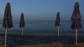 Minyak tumpah dari kapal karam di Yunani menyebar dan menodai sejumlah pantai-pantai terkemuka di Yunani dengan warna hitam pekat. (AFP Photo/Angelos Tzortzinis)