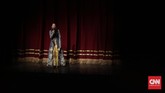 Maudy Koesnaedi sebagai produser membuka acara sebelum pementasan berlangsung di Graha Bhakti Budaya, TIM Jakarta (14/9). Konser teatrikal 'BABE, Muke Kampung Rejeki Kota' berlangsung selama dua hari pada 15 dan 16 September 2017. (CNN Indonesia/Hesti Rika)