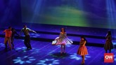 Ada sekitar 30 lagu andalan Benyamin dibawakan oleh pemain dalam konser teatrikal ini mulai dari 'Sang Bango', 'Hujan Gerimis', 'Si Doel', 'Panjak Gambang', 'Penganten Sunat' dan lainnya. (CNN Indonesia/ Hesti Rika)