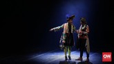 Indra Bekti (kanan) memerankan sebagai abang Jantuk di konser teatrikal dengan judul 'BABE, Muke Kampung Rejeki Kota' yang mengangkat kisah perjalanan hidup Benyamin Sueb. (CNN Indonesia/ Hesti Rika)