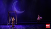 Benyamin Sueb (kiri) diperankan bergantian oleh tiga pemain Teater Abang None (Abnon) di pementasan konser teatrikal berjudul 'BABE, Muke Kampung Rejeki Kota' yang mengangkat kisah perjalanan hidup Benyamin Sueb. (CNN Indonesia/ Hesti Rika)