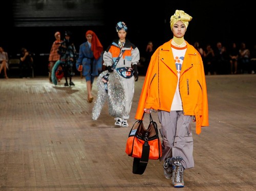 Tampilkan Model Pakai Turban di Fashion Show, Marc Jacobs Dikritik Netizen Tampilkan Model Pakai Turban di Fashion Show, Marc Jacobs Dikritik Netizen