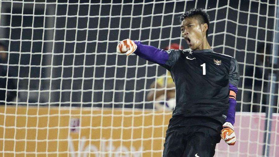 NAY PYI TAW, BURMA - DECEMBER 19:  Kurnia Meiga Hermansyah of Indonesia reacts after saving the penalty kick during the semi-final football competition between Indonesia and Malaysia during the 2013 Southeast Asian Games at Zayar Thiri Stadium on December 19, 2013 in Nay Pyi Taw, Myanmar.  (Photo by Suhaimi Abdullah/Getty Images)