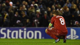 Gerrard Terpeleset, Liverpool Tergelincir dari Tangga Juara