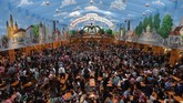 Gelaran Oktoberfest dibuka setelah walikota Munich mengucurkan tong bir pertama saat sore hari. (AFP PHOTO/Christof STACHE)