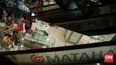 Sebagian pengunjung Matahari Department Store di Pasaraya Manggarai menyatakan kekecewaannya karena mayoritas barang sudah ludes terjual, seiring dengan rencana penutupan gerai tersebut. (CNN Indonesia/Hesti Rika).