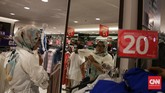 Pengunjung sedang mencoba baju di gerai Matahari Department Store di Pasaraya Manggarai. Gerai ini diserbu pengunjung yang ingin berbelanja karena tawaran diskon yang tinggi seiring rencana penutupan gerai tersebut. (CNN Indonesia/Hesti Rika).