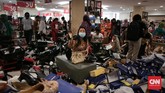 Saat ini, Matahari Department Store di Pasaraya Manggarai dan Pasaraya Blok M masih beroperasi dan menggelar diskon besar-besaran hingga 75 persen guna menghabiskan stok barang. (CNN Indonesia/Hesti Rika).