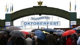 Pengunjung mengantre untuk memasuki area perayaan dalam hari pembukaan Oktoberfest ke-184 di Munich, Jerman, Sabtu (16/9). (REUTERS/Michaela Rehle)