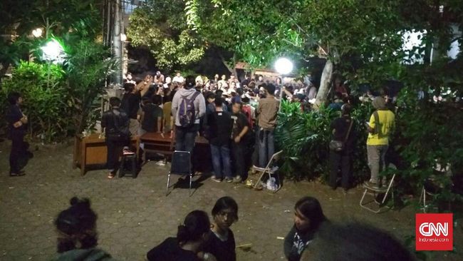 Massa Lempari Batu Gedung LBH Jakarta