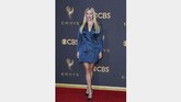 Di Emmy Awards, Reese Witherspoon terlihat seperti seorang sekretaris seksi. Busananya terlalu formal dan kaku untuk menghadiri sebuah pesta penghargaan. REUTERS/Mike Blake