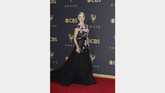Julianne Hough memilih gaun hitam panjang yang cantik. Gaun dari lini Marchesa ini memiliki detail bordir bunga di bagian depannya. REUTERS/Mike Blake