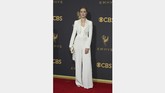 Meski tak memakai gaun, tapi Evan Rachel Wood tetap terlihat elegan. Dia memakai celana panjang yang dipadukan dengan blazer ketat berstruktur dari Jeremy Scott untuk Moschino. REUTERS/Mike Blake