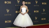 Millie Bobbie Brown menggunakan gaun dari Calvin Klein by Appointment berwarna putih. Gaun dengan detail strapless dan juga rok tutu mengembang bak balerina ini membuatnya terlihat memesona. REUTERS/Mike Blake