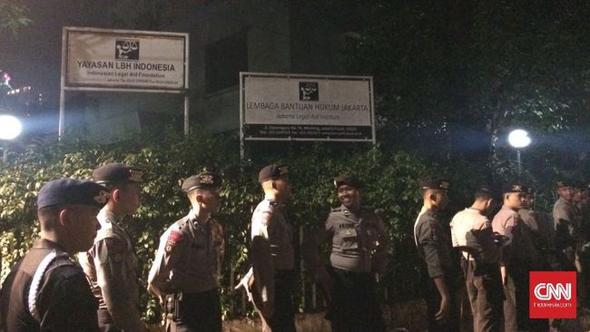 Polisi Tangkap Empat Orang Usai Bentrok di LBH Jakarta