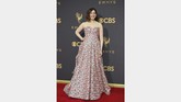 Vanessa Bayer dengan gaun Zac Posen ini terlihat terlalu ramai. Dengan motif bunga-bunga warna-warni, gaun straplessnya terlihat seperti seprai ranjang. REUTERS/Mike Blake