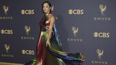 Tessa Thompson menggunakan gaun lipit metalik aneka warna yang ramai. Namun gaunnya sedikit mengganggu karena gaun lipit metaliknya yang terlihat aneh. REUTERS/Mike Blake