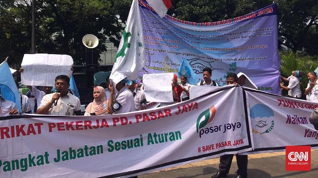 Ratusan Pekerja PD Pasar Jaya Demo di Balai Kota