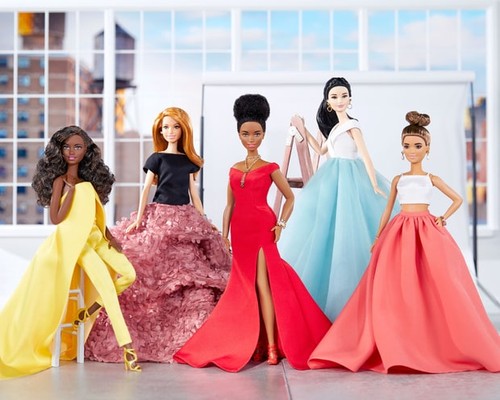 Saat Barbie Tiru Gaya Seleb di Karpet Merah Pakai Gaun Desainer Saat Barbie Tiru Gaya Seleb di Karpet Merah Pakai Gaun Desainer