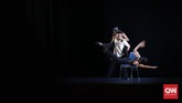 Magali Saby penari asal Perancis bersama 5 penari indonesia menampilkan La Fille De L'Air, Jakarta (22 /9). BALLET ID bekerjasama dengan British Council Indonesia, Kedutaan Besar Australia dan Institut Francais Indonesia menggelar Gala Balet ke-2 yang akan berlangsung pada hari Sabtu (23/9). (CNN Indonesia/ Hesti Rika)