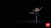Queensland Ballet menampilkan Spartacus Pas De Deux di preview Gala Balet ke 2: An Inclusive Dance Event Kesetaraan Menari Bagi Semua Manusia. Spartacus pertama kali ditampilan di tahun 1956, bercerita mengenai pemberontakan budak melawan orang Romawi. (CNN Indonesia/ Hesti Rika)