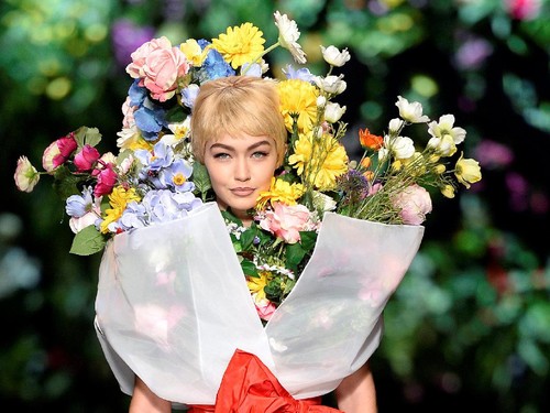 Gigi Hadid Berubah Jadi Buket Bunga Raksasa di Show Moschino, Milan Gigi Hadid Berubah Jadi Buket Bunga Raksasa di Show Moschino, Milan