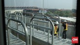 Petugas sedang menyelesaikan jalur track 2 Skytrain Bandara Soeta, Jakarta (23/9). Panjang track terminal 2 ke 3 sepanjang 1700 meter. (CNN Indonesia/ Hesti Rika)
