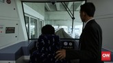 Pada tahap awal pengoperasiannya, Skytrain memiliki satu masinis dan satu petugas yang berada di belakang kemudi. Nantinya usai tahap percobaan kereta akan melaju tanpa awak. (CNN Indonesia/ Hesti Rika)
