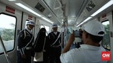 Dengan menggunakan Skytrain, penumpang dapat menempuh perjalanan dari Terminal 3 ke Terminal 2 hanya dalam waktu sekitar 5 menit. (CNN Indonesia/ Hesti Rika)