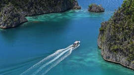 Keberadaan Kapal Besar Ancam Bawah Laut Raja Ampat