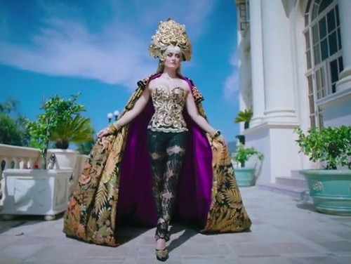 Penampilan Agnez Mo di Video Long As I Get Paid dapat Pujian dari Vogue Penampilan Agnez Mo di Video Long As I Get Paid dapat Pujian dari Vogue