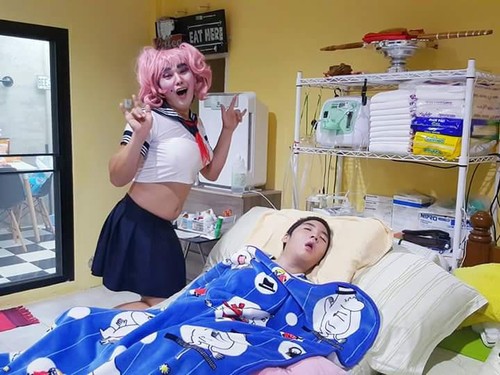 Ada Kisah Pilu di Balik Pria yang Suka Makeup dan Pakai Baju Wanita Ini Ada Kisah Pilu di Balik Pria yang Suka Makeup dan Pakai Baju Wanita Ini