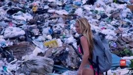 VIDEO: Berselancar Membelah Perairan Penuh Sampah