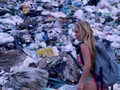 VIDEO: Berselancar Membelah Perairan Penuh Sampah