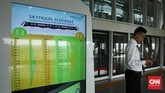 Sebagian besar penumpang yang menaiki Skytrain bandara Soetta terlihat hanya sekadar coba-coba, bukan karena kebutuhan untuk berpindah pesawat ke terminal lain. (CNN Indonesia/ Hesti Rika)
