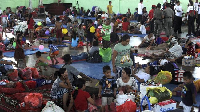 Gunung Agung Awas, Ribuan Pengungsi Pasrah Hidup di GOR