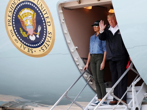 Foto: Gaya Elegan Melania Trump Pakai Sneakers Foto: Gaya Elegan Melania Trump Pakai Sneakers